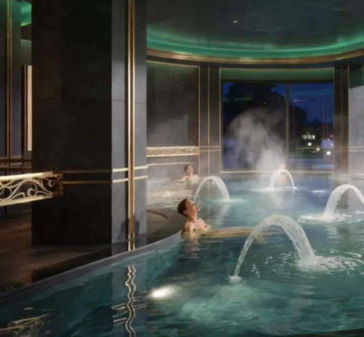 Elegantni hidromasažni bazen u Casine Luxe spa zoni s ambijentalnim osvjetljenjem.